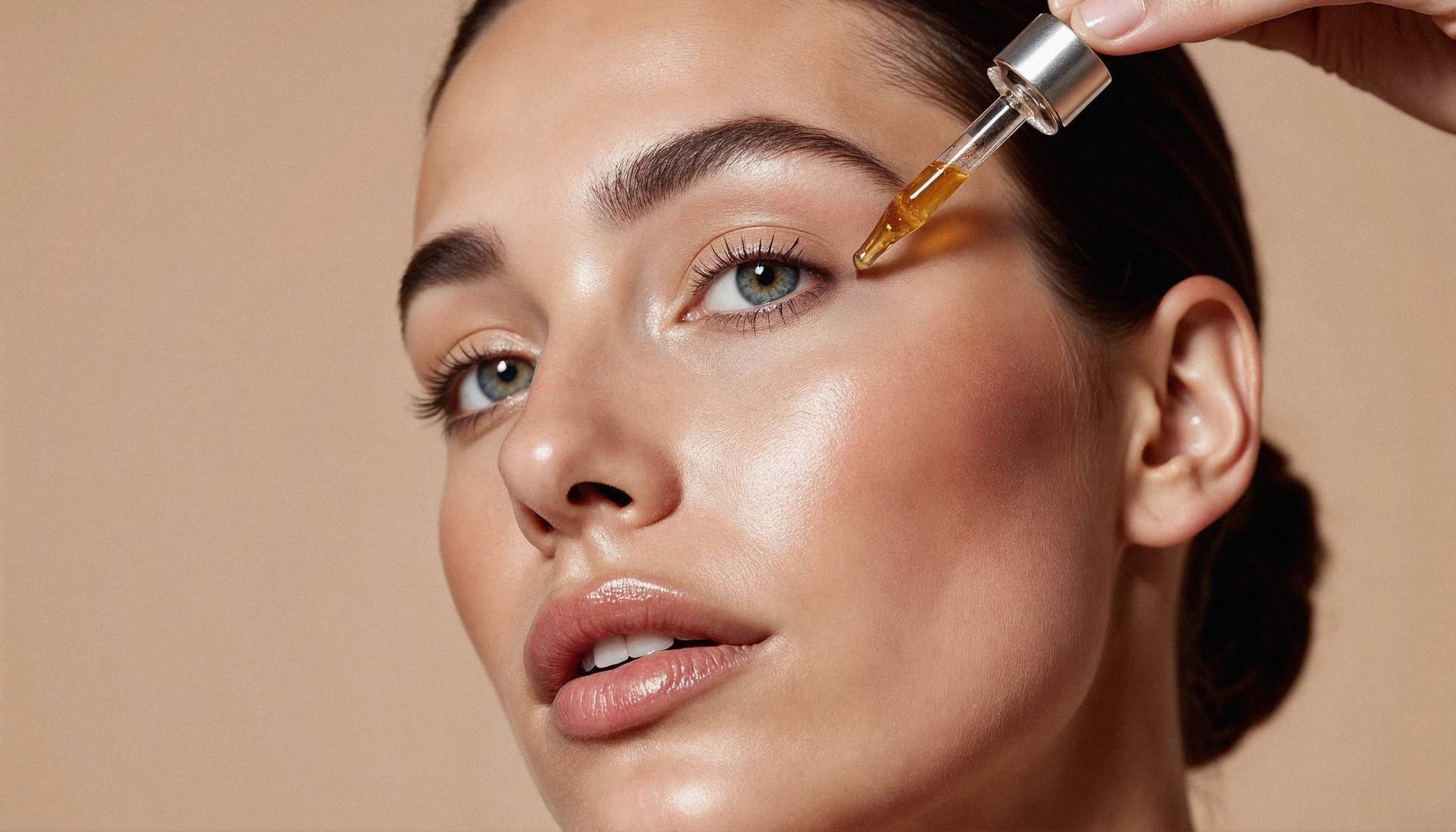 Mulher aplicando sérum para uma pele com mais firmeza e elasticidade na Bekali Cosmeticos - Ativo Presente Peptídeo de Cobre (GHK-Cu)
